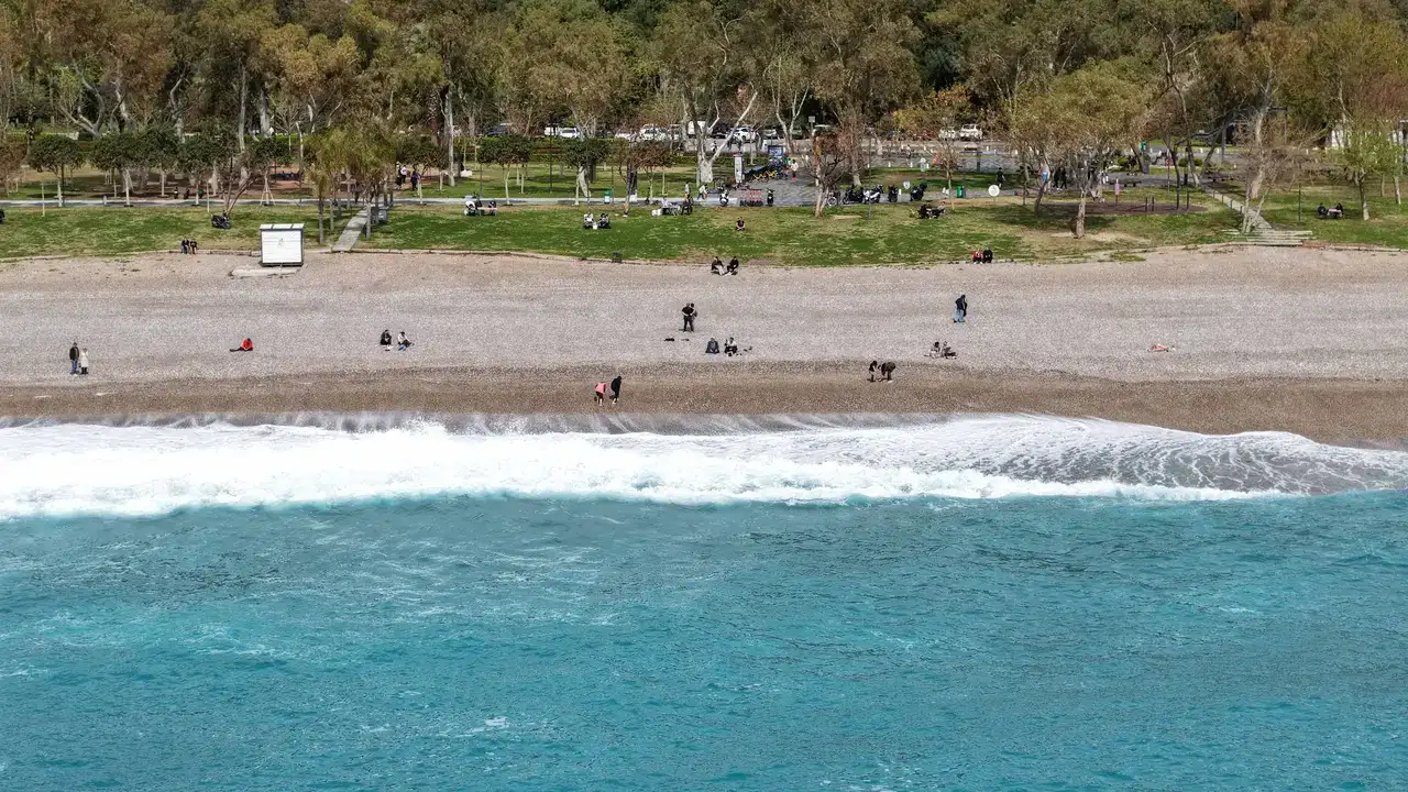 Antalya'da Sağanak ve Fırtına Arası Deniz Keyfi 4